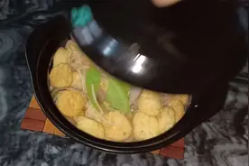 今晚做个日本豆腐煲，做法调味简单，家人直夸好吃！视频封面