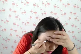 这样画出的眼线上挑，真的好看，而且简单易操作