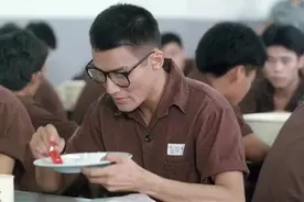 梁家辉吃饭，光吃白米饭都吃得好香，整盘吃完视频封面