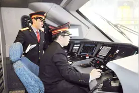 高铁上，司机只有1人，他们怎么吃饭、上厕所？