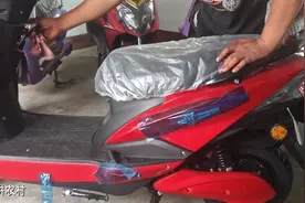 电动车钥匙丢了后座打不开？修车小伙亲传绝招，不用钥匙打开坐垫