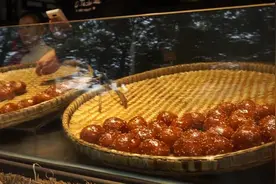 这就是成都名小吃“天鹅蛋”，6元一个10元两个，你们看值吗？