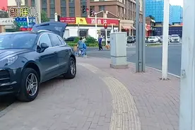 开保时捷来摆地摊，10块钱12包纸抽，油钱能卖回来吗？