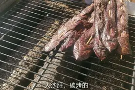 东北大集上的碳烤猪脾，黑乎乎的都烤焦了，3元一串你敢吃吗？