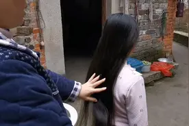 小曼给女儿把一头齐腰长发剪了女儿不舍得哭了，以后再留长吧！