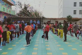 幼儿园搞活动，小朋友跟家长跳亲子舞，大家看看跳得怎么样视频封面