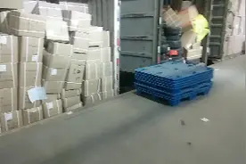 快递装卸工看着轻松待遇怎么样呢，来一起看看他们的工作量和待遇视频封面