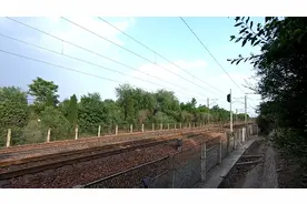 一列火车刚过，又从对向驶过来一趟火车，数都数不清，太震撼视频封面