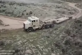 奥什科什重型牵引车M1070，可以拉着坦克到处跑，马力大啊！