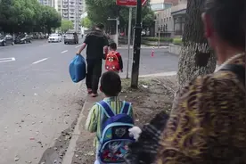 苏州的幼儿园真不错，进门还需要体检，老师负责！视频封面