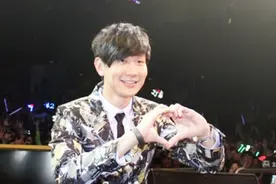 林俊杰以一种《简简单单》的态度对待生活，放松自己，快乐很简单