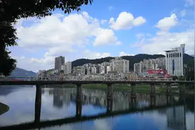 这是一座刚刚脱离了设区市行政中心的城市