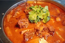 厨师长教你羊肉火锅的家常做法，步骤详细，麻辣鲜香软烂入味