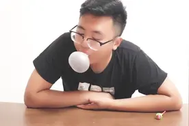 小伙买了100颗泡泡糖，挑战吹出全网最大泡泡！