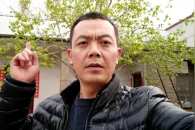 农村老家翻修屋顶，三哥遇到难题，请求网友指点，看看咋回事？视频封面
