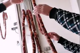 灌的辣肠都长白毛了，问了邻居说用白酒把它们洗一下再晒，管用吗