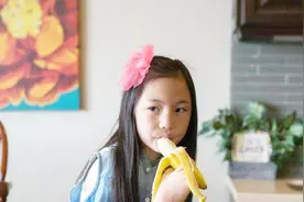 一对美国夫妇收养了俄罗斯无臂女孩，长大后的她成了一个小天使！视频封面