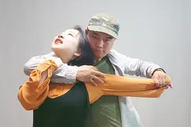 歹徒从身后勒住美女，没想到美女只用一招就逃跑了视频封面