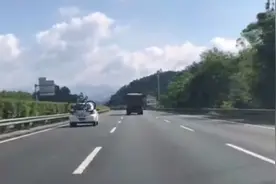 轿车驮单车上高速l视频封面