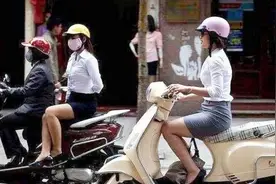 为什么女生“坐摩托”总爱侧着？老司机分析出3点，建议听一下视频封面