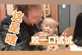 1岁宝宝阿丽娜第一次吃汉堡王，吃得真香，还不忘和爸爸分享