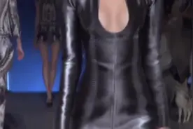 银黑色修身包臀裙，只有我觉得美女这发型有点不搭吗？