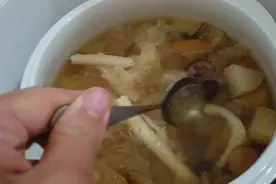 小孩春节期间吃多有点上火，给他做个银耳雪梨汤，看看宝妈怎样做