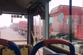 实拍河北邯郸大雪天气，高速路口全部封闭，邯临路排队大货车满了视频封面