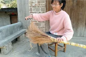 纯天然芒草花扫把，柔软实用，达妮亲手编了一把来扫地，好用！
