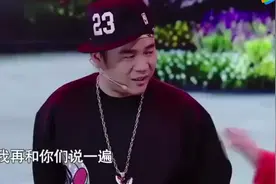 六旬大妈和20岁小伙PK街舞，撒贝宁都笑爬下了