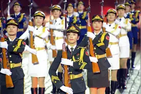 莫斯科国际军乐节上，中国三军仪仗女兵亮相，枪操表演惊艳全场！视频封面