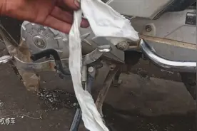 电动车支架弹簧掉了，不好安装；师傅教你只要一根布条就可搞定视频封面