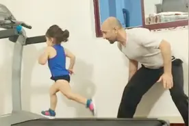 4岁小女孩跑步机上跑步，达到每小时40公里，这外国小孩是神童？视频封面