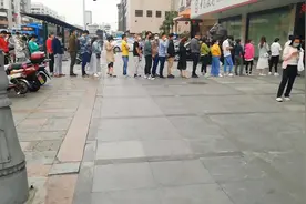 深圳上班一定要指定银行办工资卡有点儿老火，排队人太多了。。。视频封面