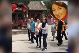 66岁林凤娇罕见现身 与丈夫成龙下乡做慈善 穿着朴素风韵犹存视频封面