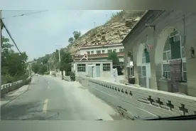 自驾游三秦陕西，美丽子洲路边沿山建的窑洞，景色自然好看视频封面