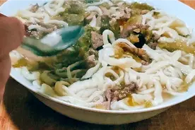 酸菜肉丝汤面做法，汤汁酸辣开胃，面条爽滑劲道，肉丝滑嫩入味