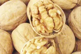 核桃皮味苦宝宝不爱吃？用这个方法巧妙去皮，宝宝爱上核桃味视频封面