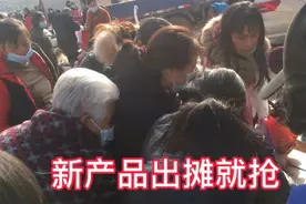 武汉地摊市场小伙摆摊，3元进10元出，1个早市卖了20多箱视频封面