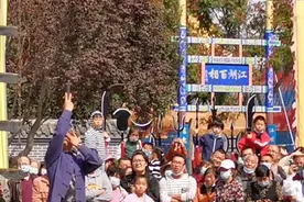 吴桥杂技现场，小伙把大铁球和三尺铁剑吞肚子里，大家伙都说好