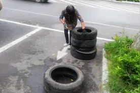 老两口大热天的收旧轮胎，4块钱一条，回来再卖给商家，两毛一斤视频封面