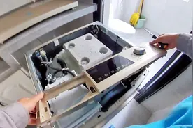 刚买回家的洗衣机，因为4颗螺丝没拆，差点报废