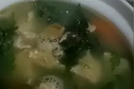 夏天冰饮喝多了，做个艾草胡萝卜鸡蛋汤吧！汤色清润，养胃首选！