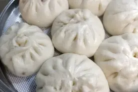 想吃包子自己做，发面、调馅都详细介绍，做出来的包子松软不塌陷