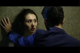 总裁撩妹就是直接，“壁咚”一下，妹子腿都软了