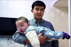 5个月宝宝经常胀气哭闹，宝爸给他来个飞机抱，顿时安静多了