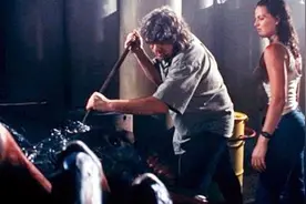 女记者暗中发现神秘物种，人类尽数因此丧生，幸存之人何去何从视频封面