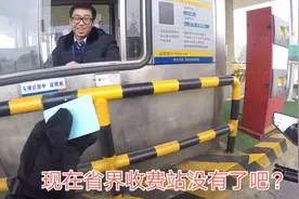 深圳小伙骑摩托车合法上高速。领卡交费，按一类车收费。