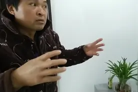 客户准备用刀子除冰箱里的冰，水电工及时制止，说这样会有可能爆