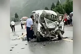 下雨路滑，312国道陕西商洛段班车与面包车相撞，3人受伤视频封面